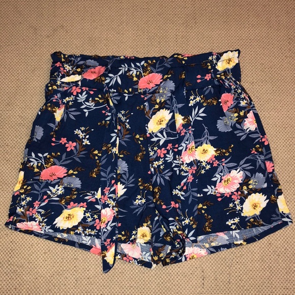 Maze EUC Floral Print Belted Shorts with Pockets - Picture 4 of 9